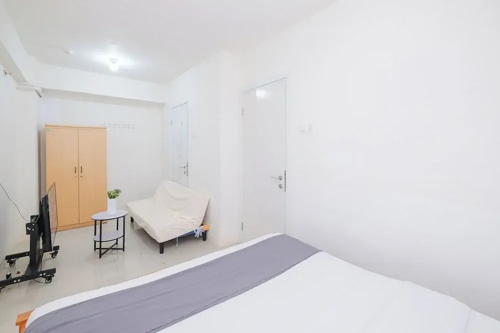 Cozy and Simply 1BR Green Pramuka Apartment