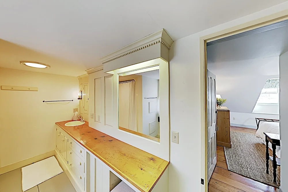 New Listing! All-suite Harbor-view W/ Deck 4 Bedroom Home