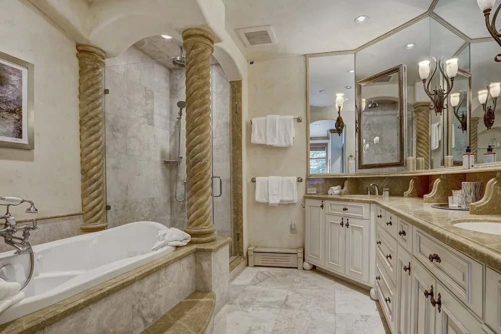 4br Plus Den Platinum Townhome, Walk To Lift 4 Bedroom Townhouse by RedAwning