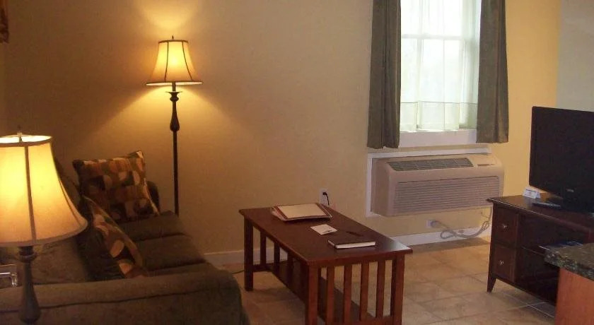 Cozy & Clean Second-Story Suite w/ Kitchenette & Free WiFi - Walk to the Harbor