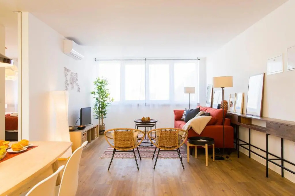 Amazing City Center 2 bdr flat!