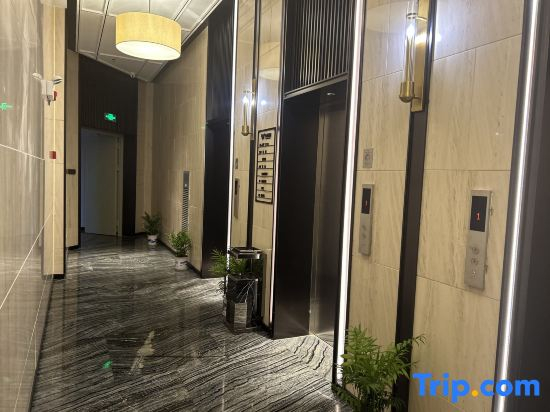 Wanting Hotel (Binjiang Ecological Park Ji'an Railway Station)