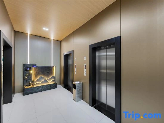 Lanqiao Hotel (Zhengzhou University South Campus Greentown Plaza Subway Station)