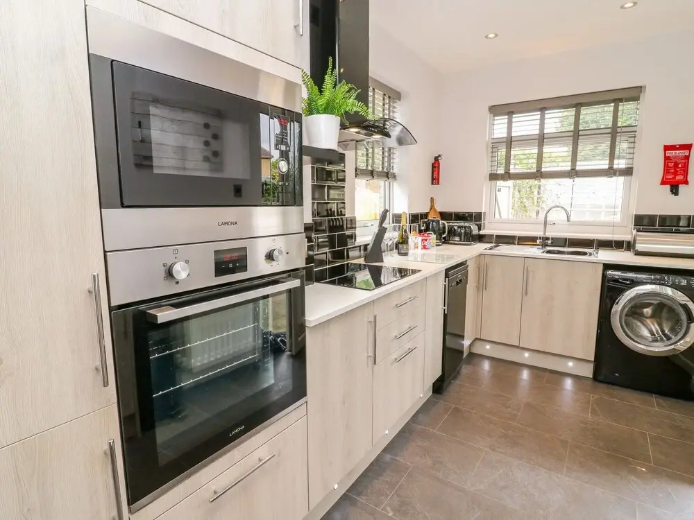 2 Ings Avenue