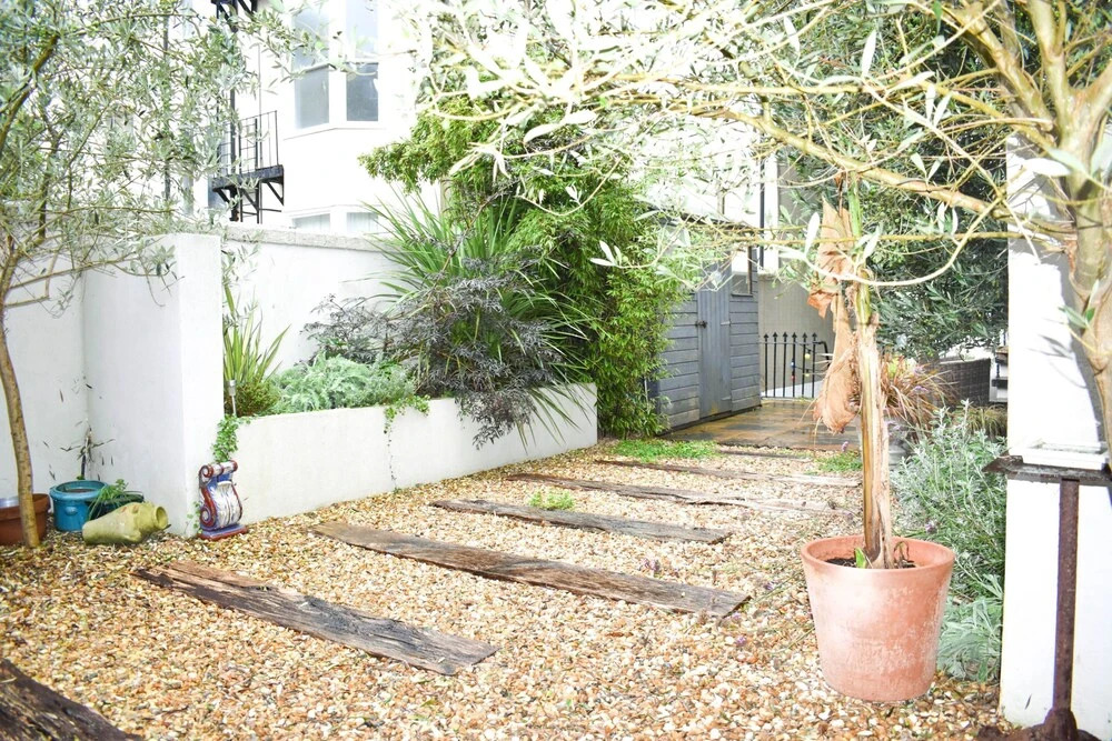 2BD Seafront Flat w Tasteful Decor & Large Garden