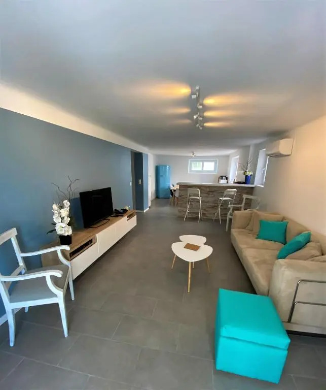 appartement rez de villa proche port et plages de Sanary