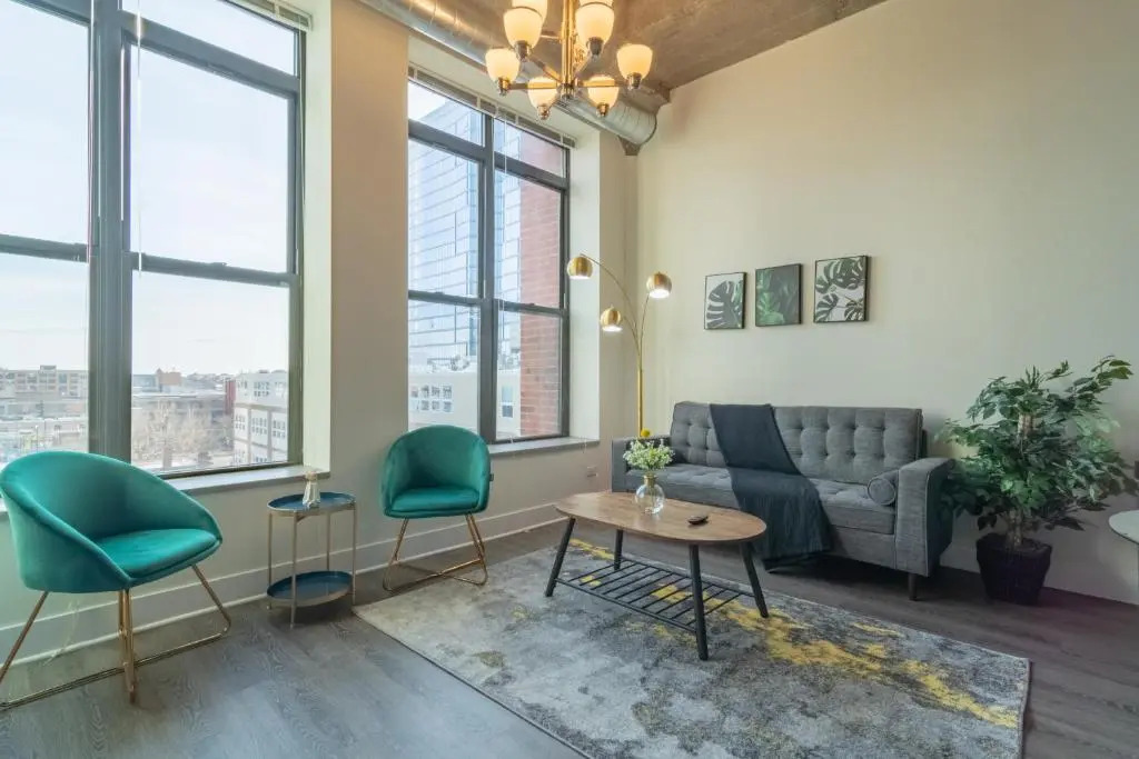 McCormick Place 420 friendly 2br-2ba on Michigan avenue with optional parking for 6 guests
