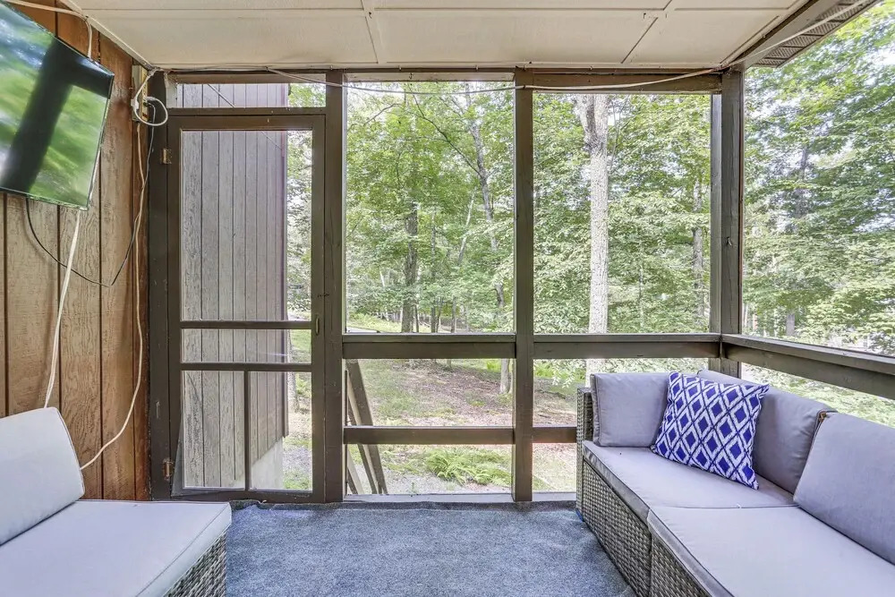 Screened Porch & Deck: Pet-friendly Poconos Escape