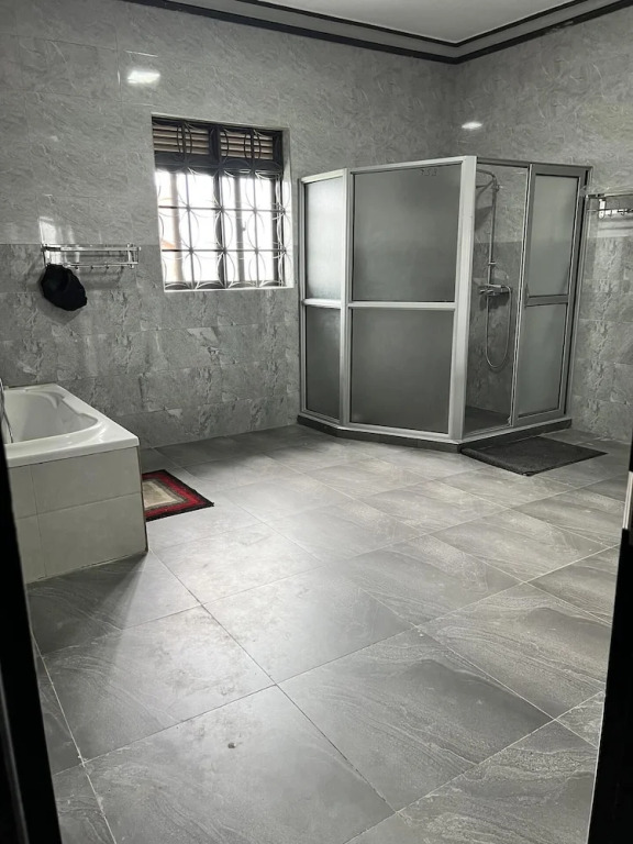 Inviting 9-bed Villa in Kampala