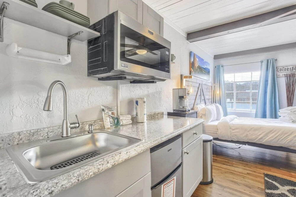 1BD Cozy Suiterestaurants & Hiking!dogs Welcome