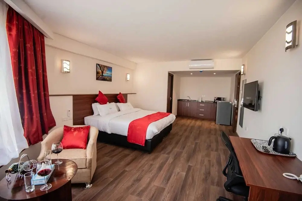 Modern , Spacious King Studio With Kitchenette