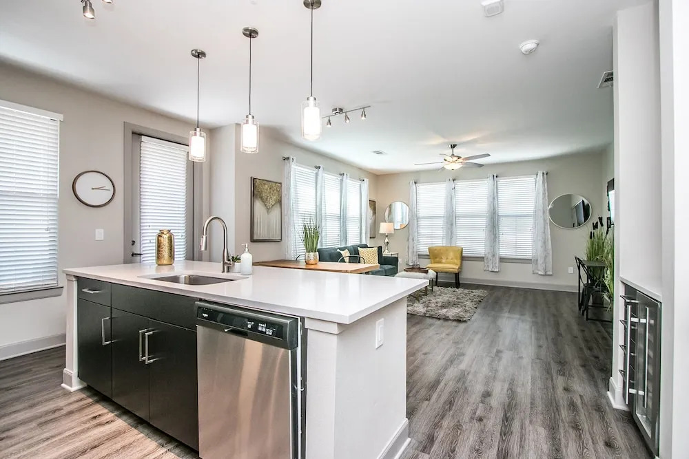 Rooftop Pool, Views, Close to Shops & Dining 1131