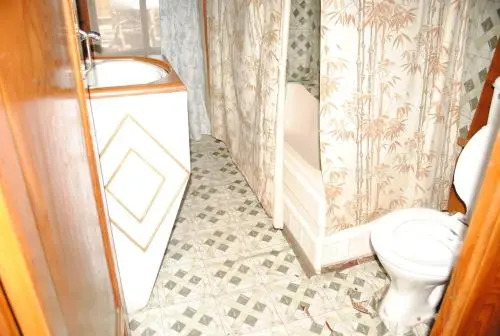 New Chez Henry Houseboat