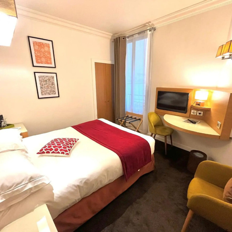 Westside Arc de Triomphe Hotel
