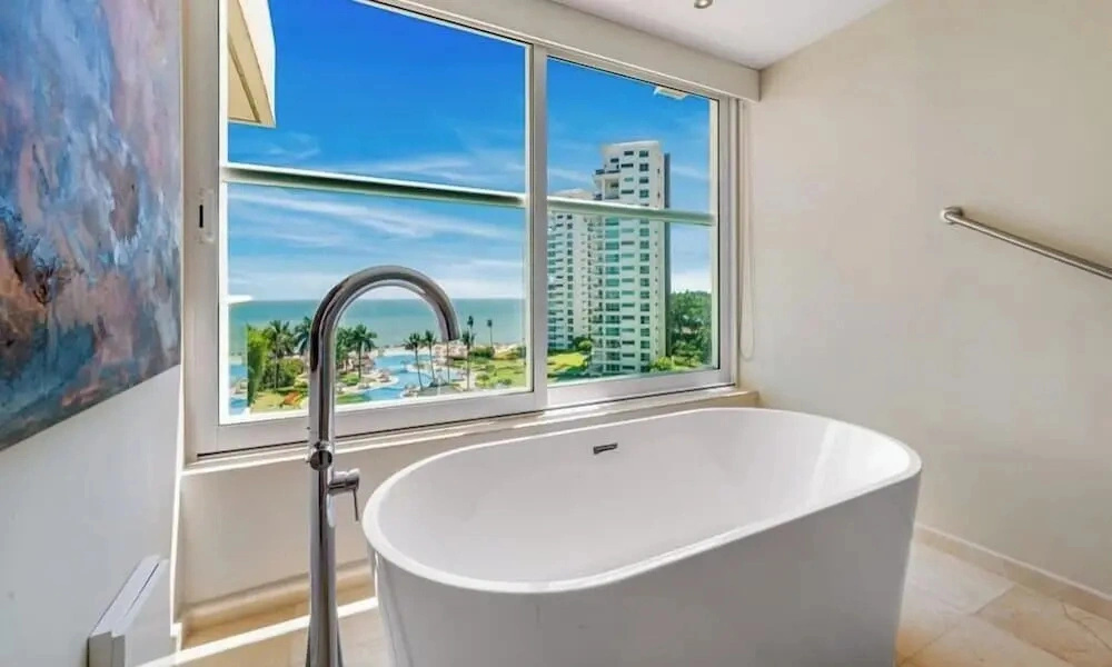 Luxury Oceanfront 4BR Condo - Pool - Ocean View