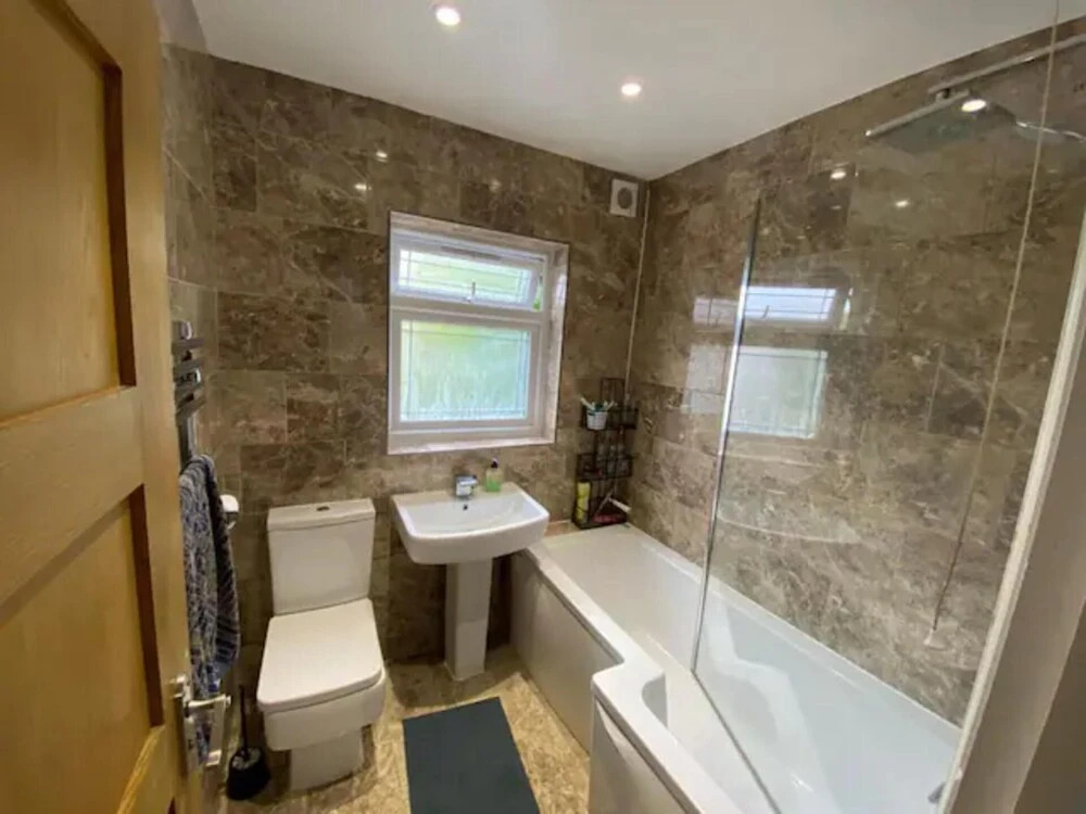 Modern 5 Bedroom Family House - 18 Mins to Station