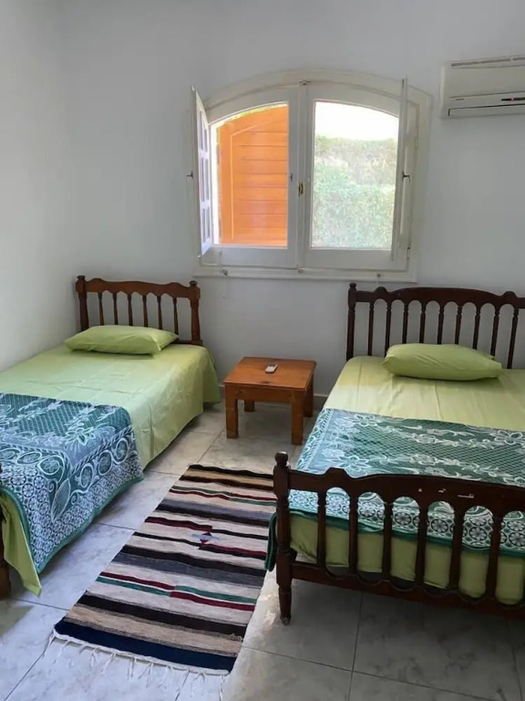 Sunny 4-Bedroom Townhouse Families Only