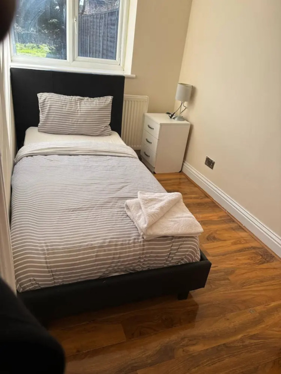 Large & Cozy 5-bed House in a Quiet Dagenham Area