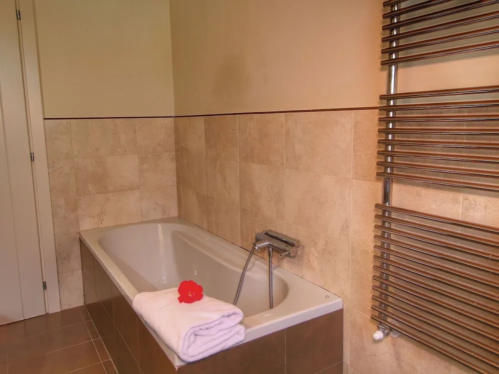 Luxurious Villa in Monte San Savino with Jacuzzi