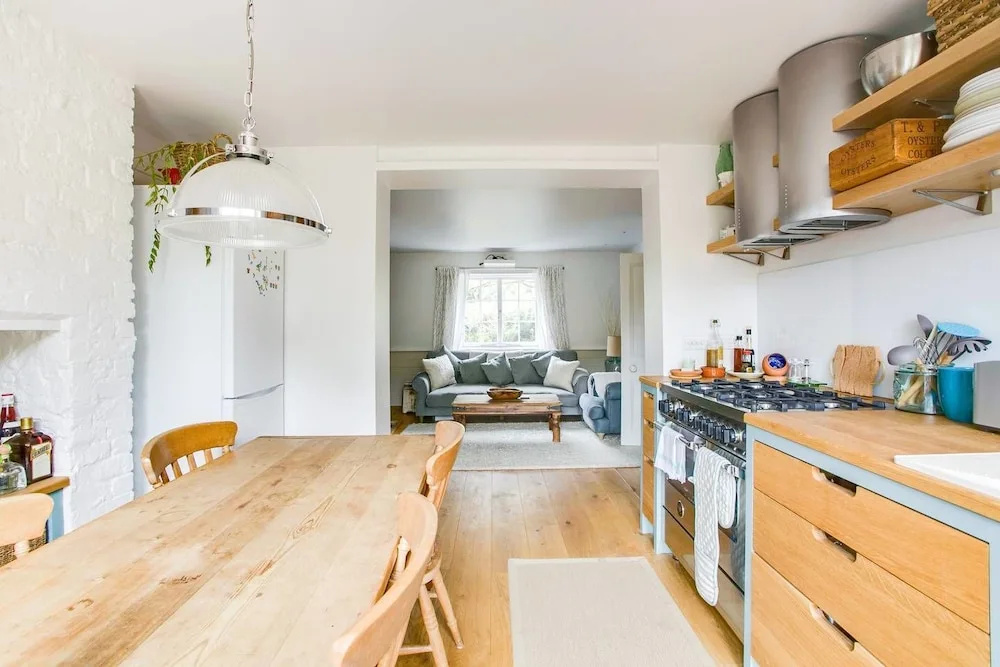 Beautiful 2 BED Garden Apartment