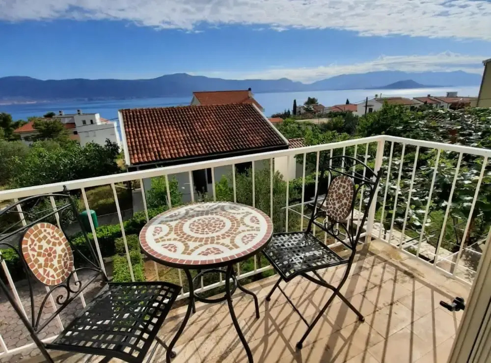 Seaside Getaway Holiday Home With Patio Slatine
