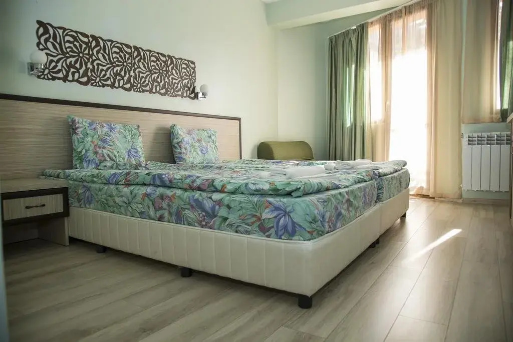 Hotel Emaly Green