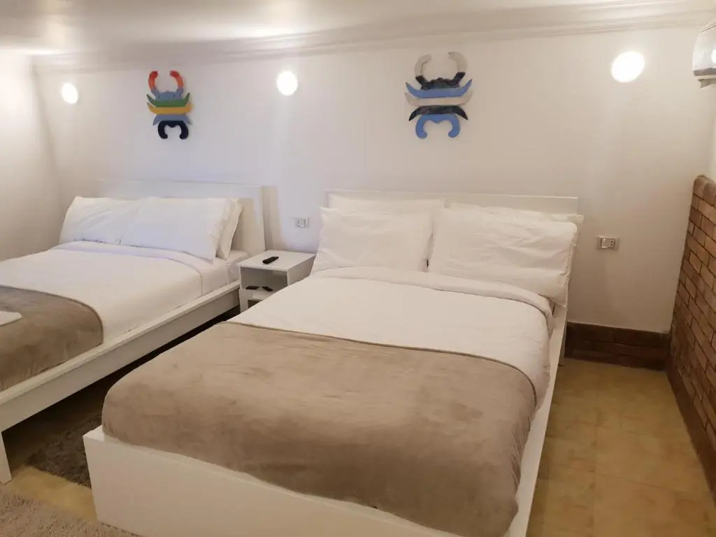 One Bedroom Chalet on old sheraton rd ground floor with garden and sea view