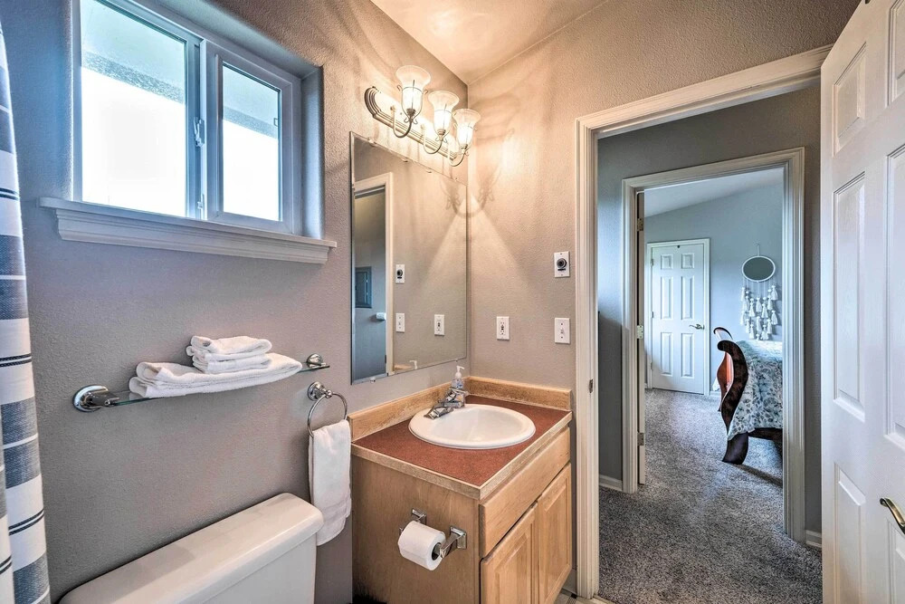Apartment w/ Patio & Grill Access ~ 1/2 Mi to Bay!
