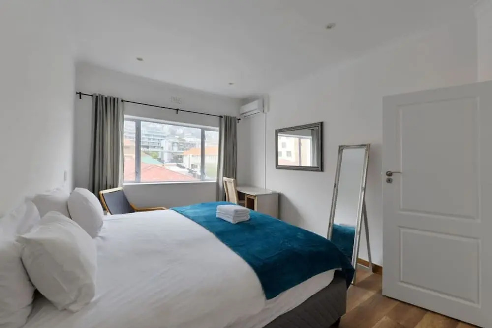 Charming 2-bed Sea Point Retreat Mountain Views