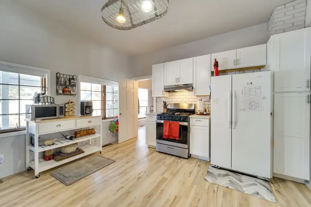 'dolorable' Home w/ Yard - Walk to River!