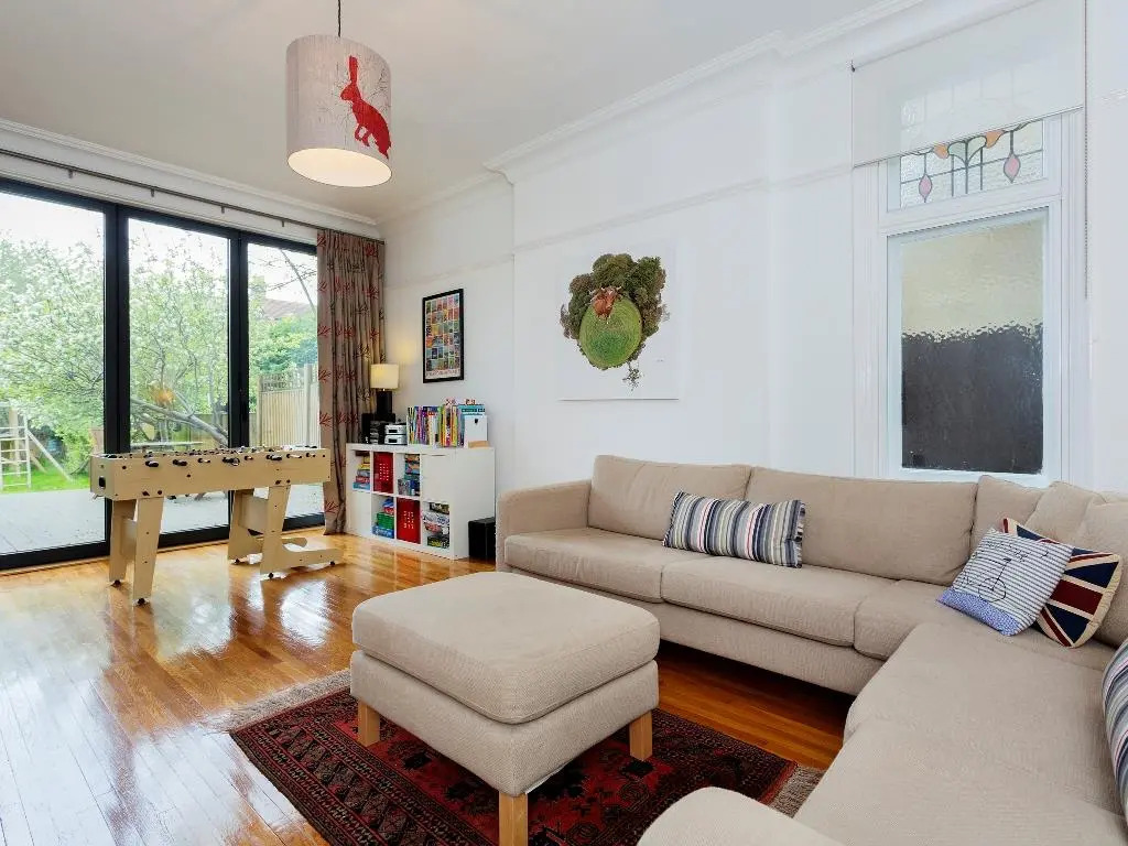 Veeve  5 Bed House On Woodbourne Avenue Streatham