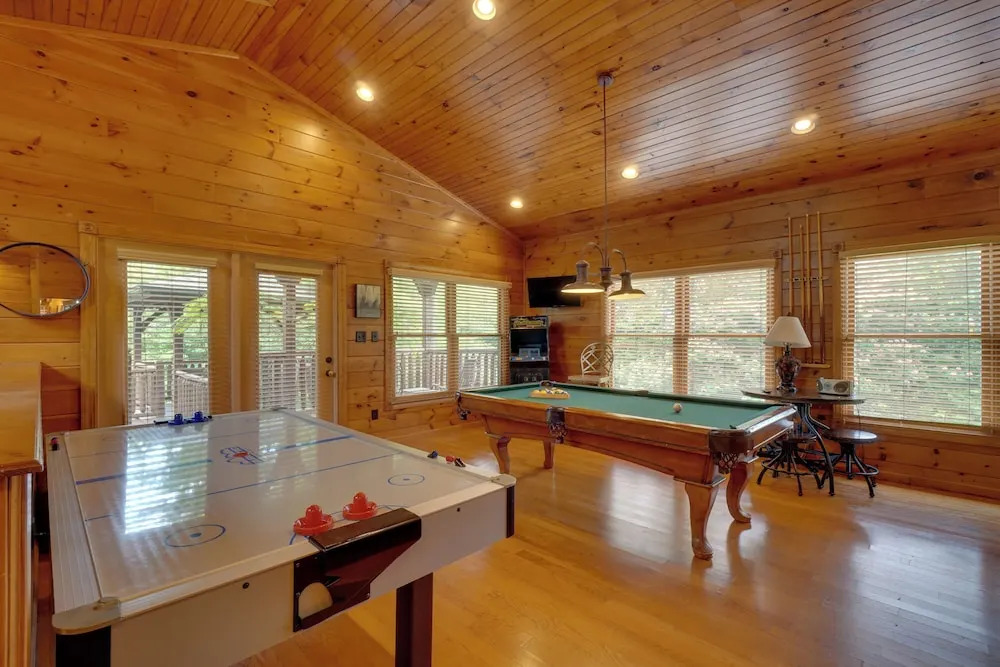 Cabin w/ Hot Tub & Deck, Near Smoky Mtn Trails!