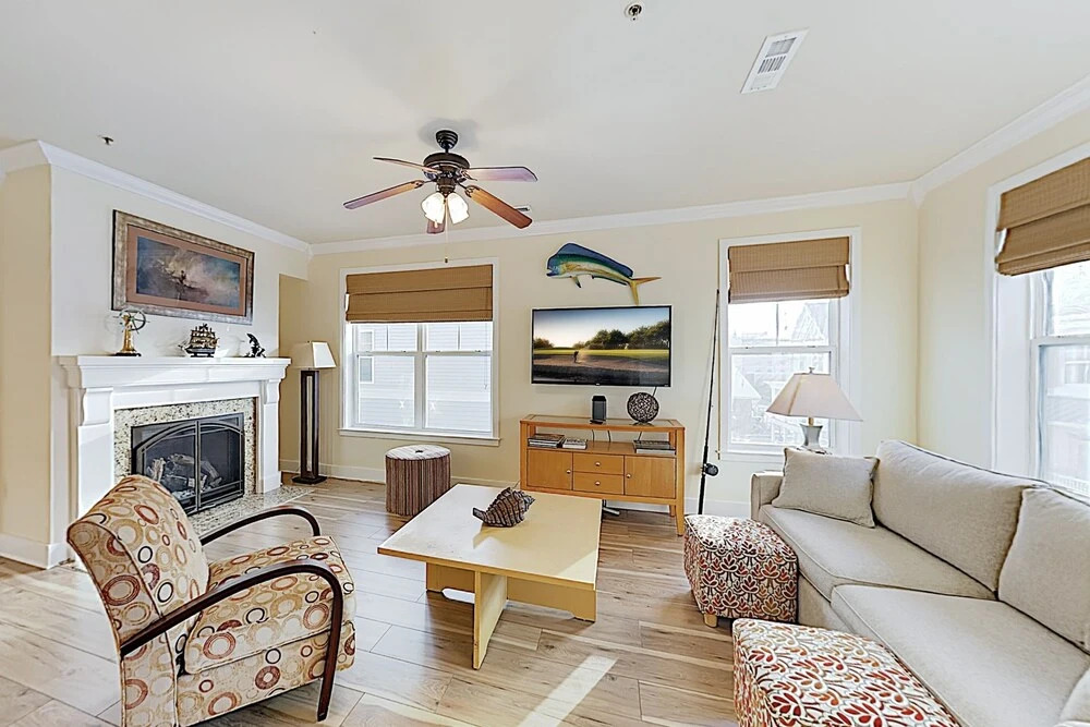 Upscale W/ Balcony - 2 Blocks To Beach! 4 Bedroom Condo