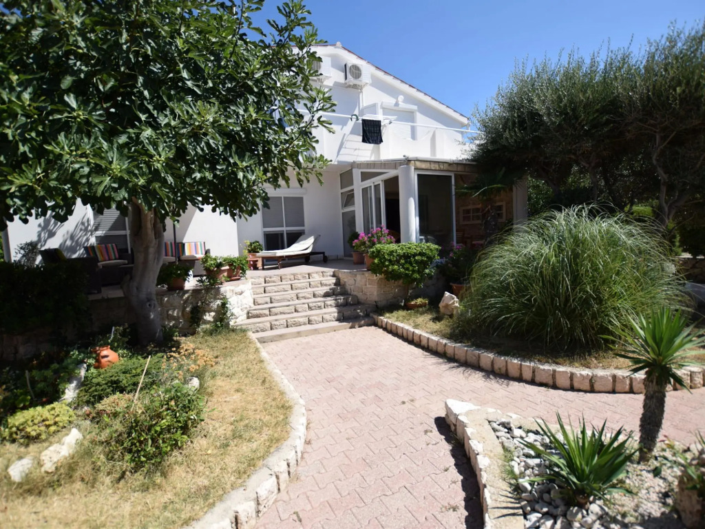 Spacious apartment with terrace,200 m distant from the beach !
