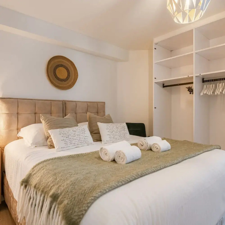Pleasant 2 Bedroom Apartment With Private Parking