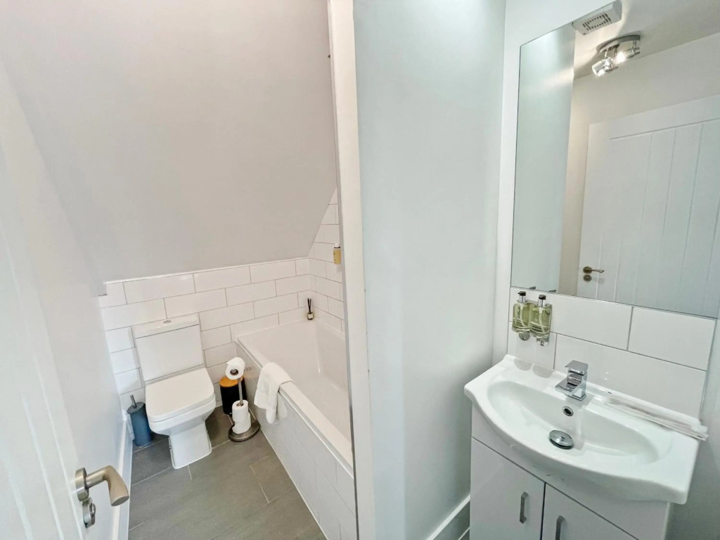 EasyStays - Modern Apartments in Windsor with Parking