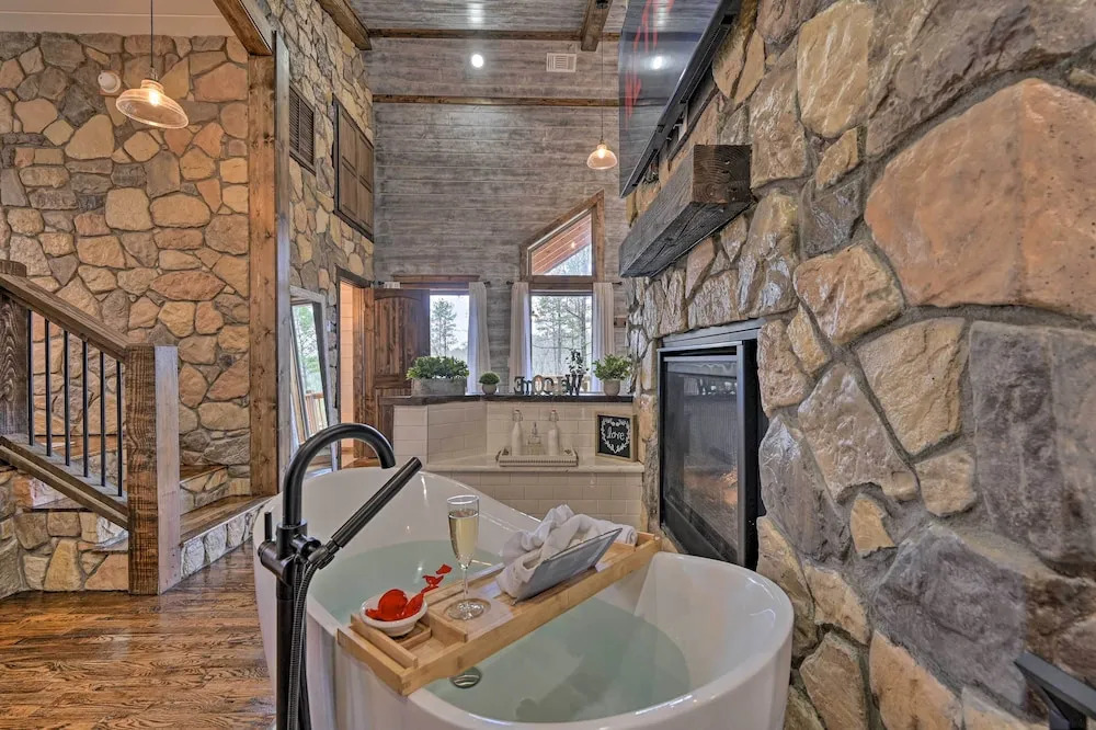 'honey's Nook' Broken Bow Home w/ Hot Tub + Decks!