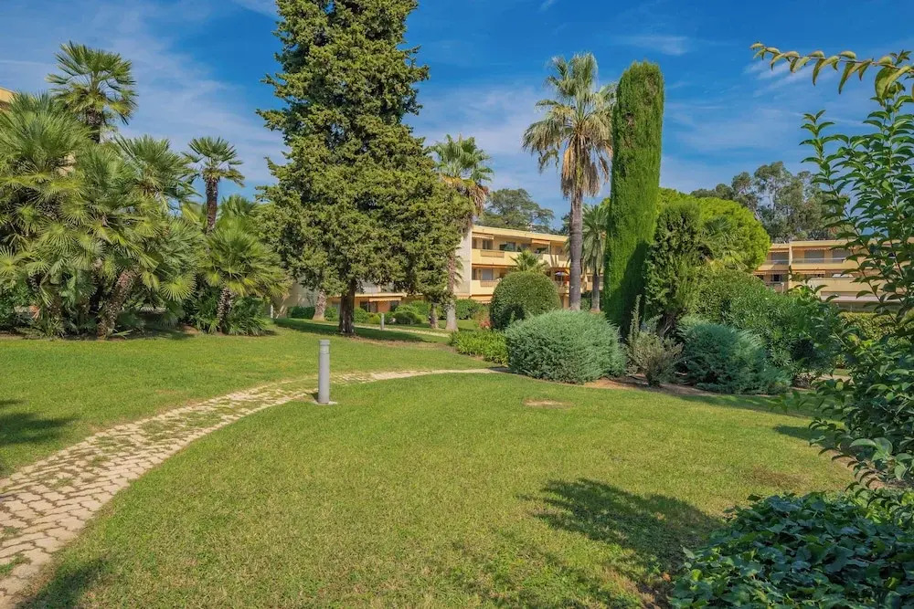 Les 15 Pins & La Mer -  Riviera Escape Apartments with Pool & Garden