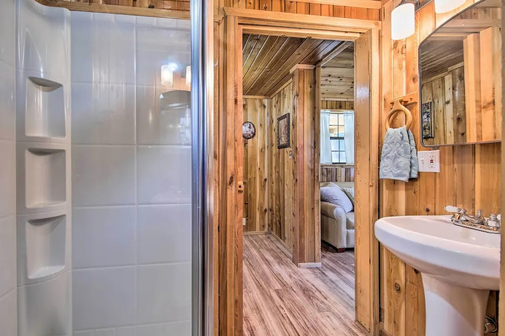 Couples Cabin w/ Luxury Deck, 1 Mi to Canyon Lake!