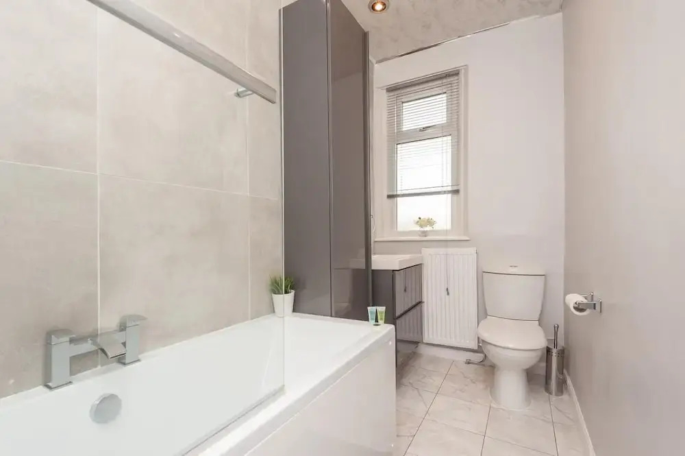 Leeds 4-bed House - Sleeps 9, Free Parking & Wifi