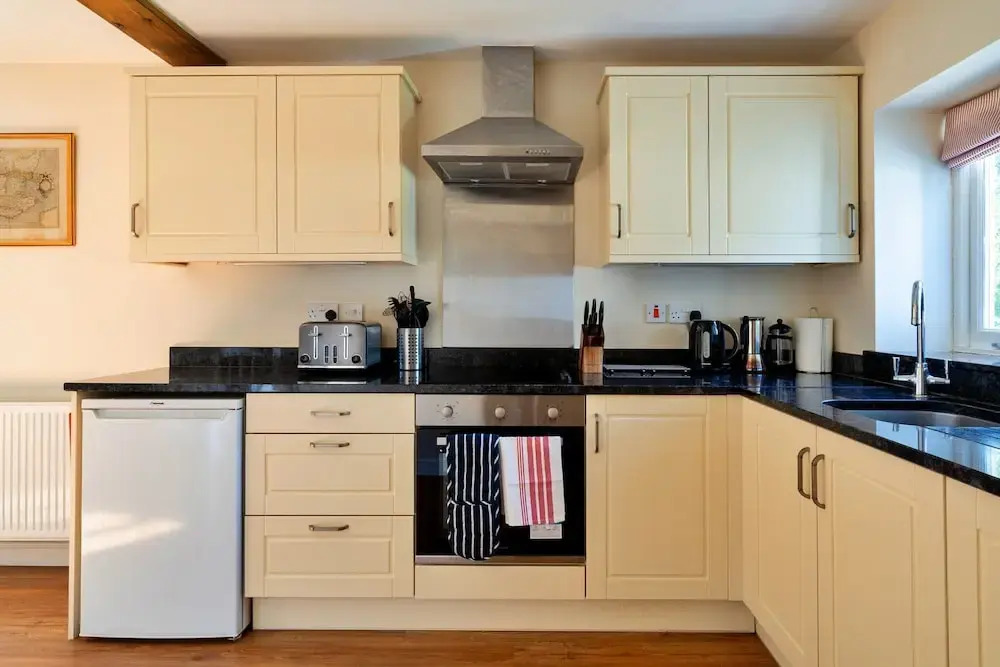 2 Bedroom Cottage in Barton Stacey, No Deposit