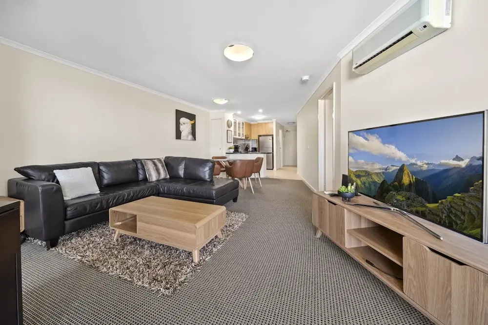 Inner-city 2-bed With Parking, Pool, Gym & BBQ