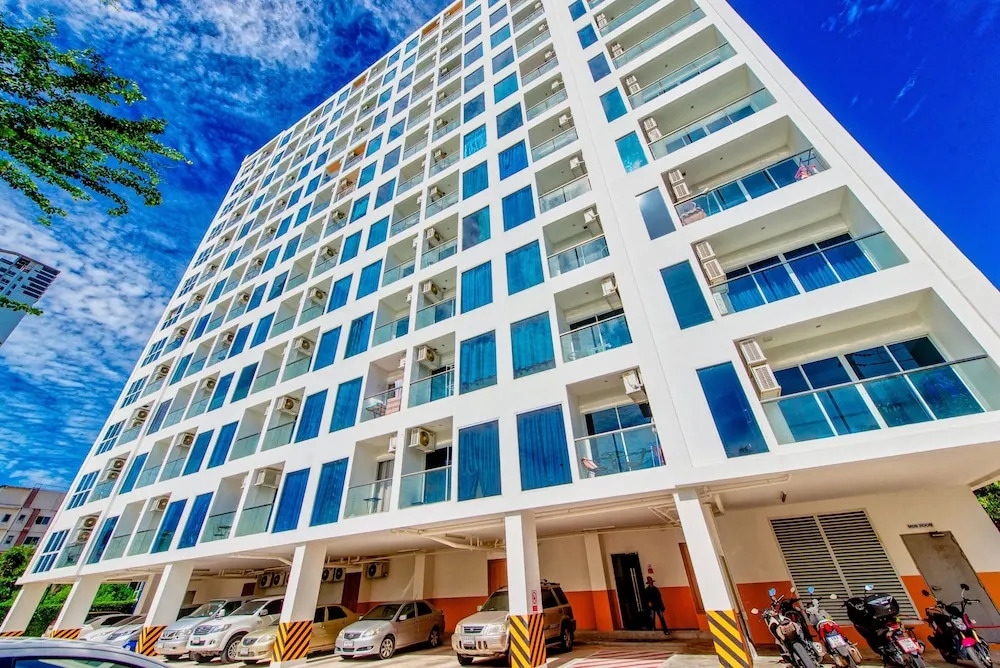 Nam Talay Jomtien Beach - Rooftop Ocean View - Close to Beach, Pool & Gym