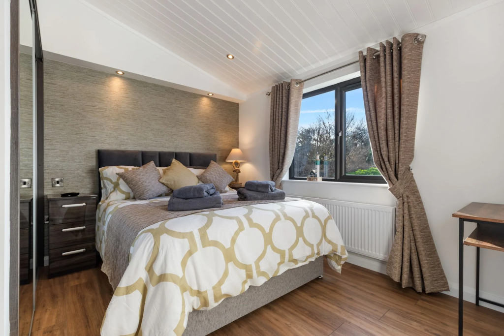 Hiraeth - Luxury Lodge with Hot Tub, Close to Beach