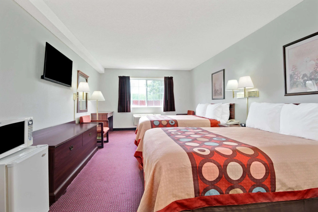 Super 8 by Wyndham Riverside/Kansas City