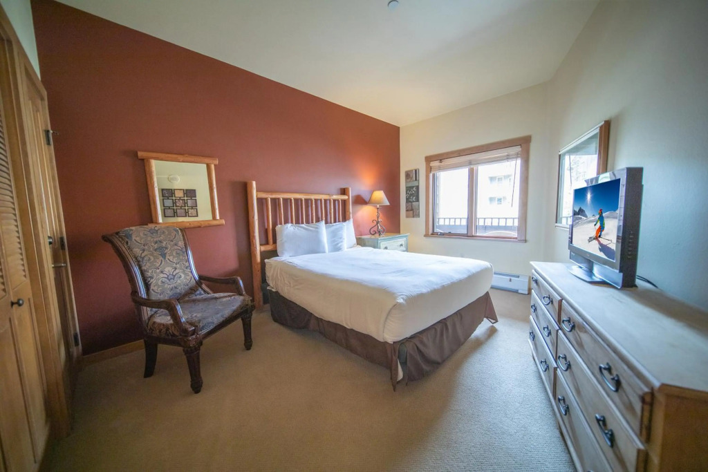 Upgraded 2bdr In Ge/walk To Slopes, Fireplace & Balcony 2 Bedroom Condo by RedAwning
