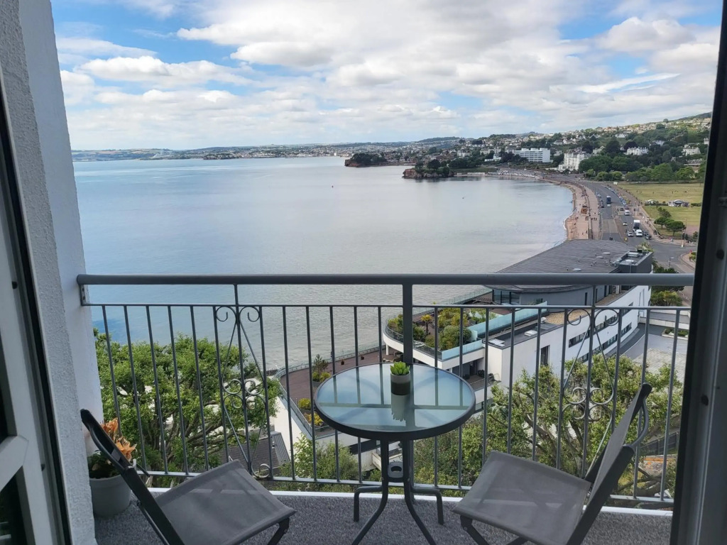 Loveliest Homes Torquay - Vernon Court - 3 bed, 2 bathroom, balcony, parking