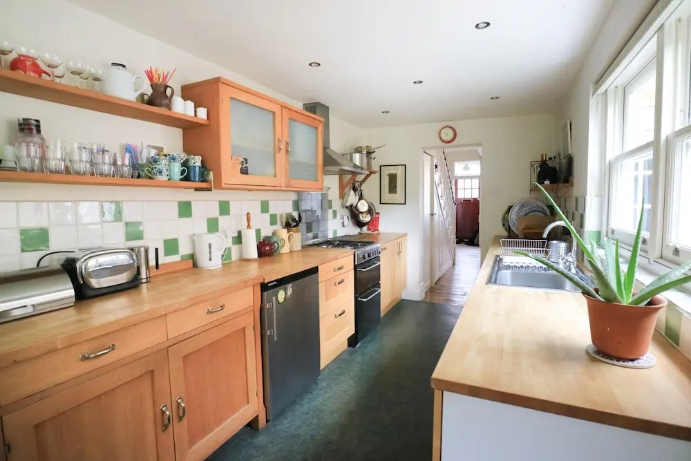 Charming 2 Bedroom House With Garden in East London