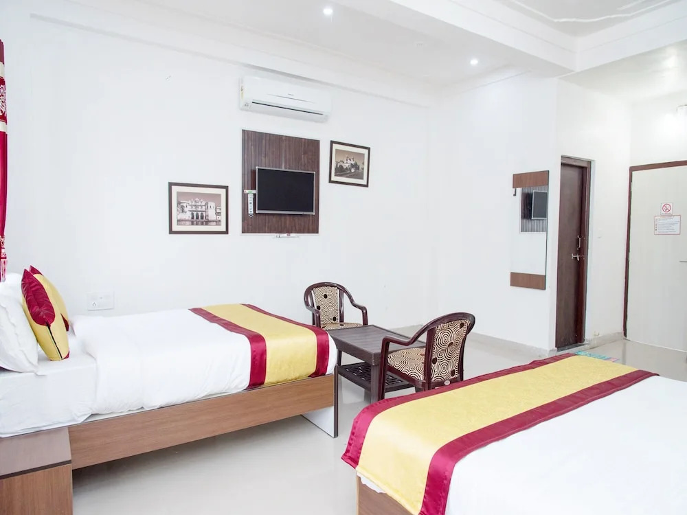 OYO 12131 Vallabh Villas