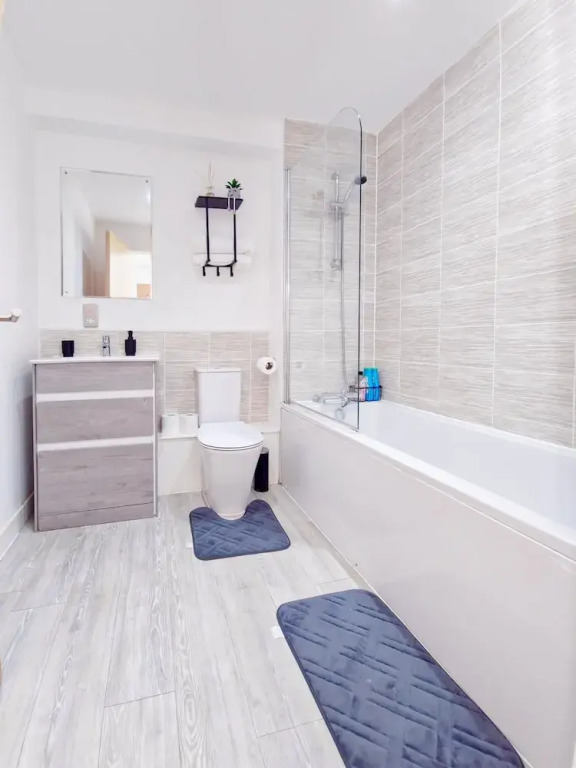 Cosy 2 Bedroom 2 Bath Apartment With Free Parking